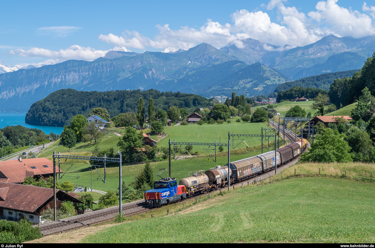 Eem 923 020  Stockhorn  mit einem recht langen Lokalgüterzug am 4. Juli 2017 bei Einigen.