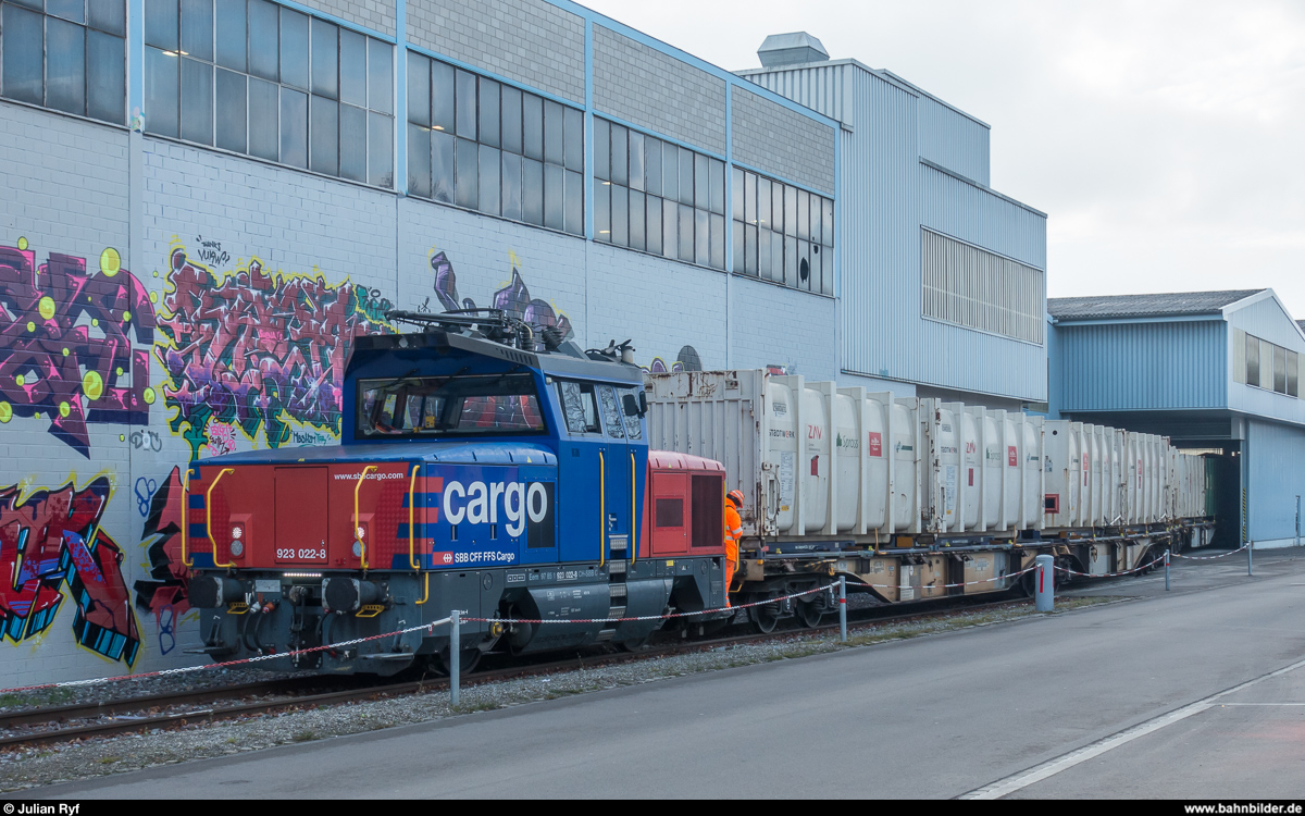 Eem 923 022 bei der Abholung der Wagen der Briner AG und der Kehrichtverbrennungsanlage am 5. Dezember 2017 in Winterthur. Die Graffiti im Hintergrund wurden legal angebracht.