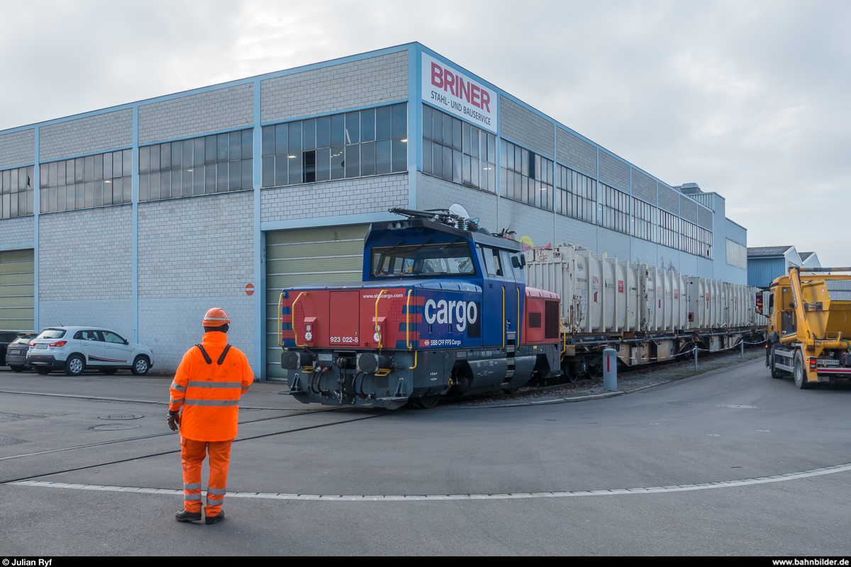 Eem 923 022 bei der Abholung der Wagen der Briner AG und der Kehrichtverbrennungsanlage am 5. Dezember 2017 in Winterthur. 