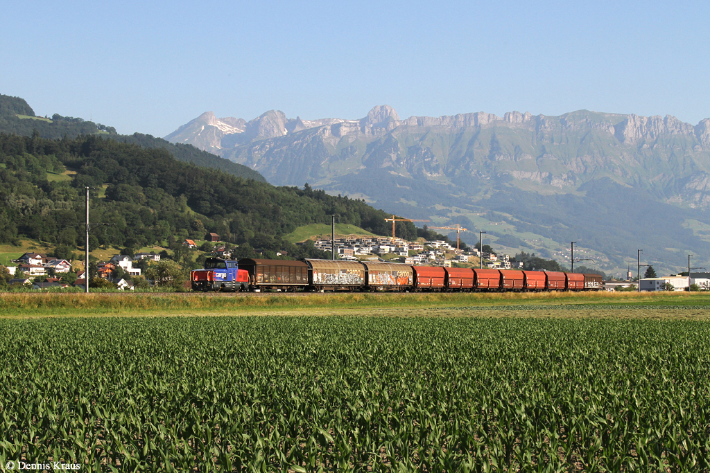 Eem 923 029 mit Güterzug am 02.07.2015 bei Sevelen.