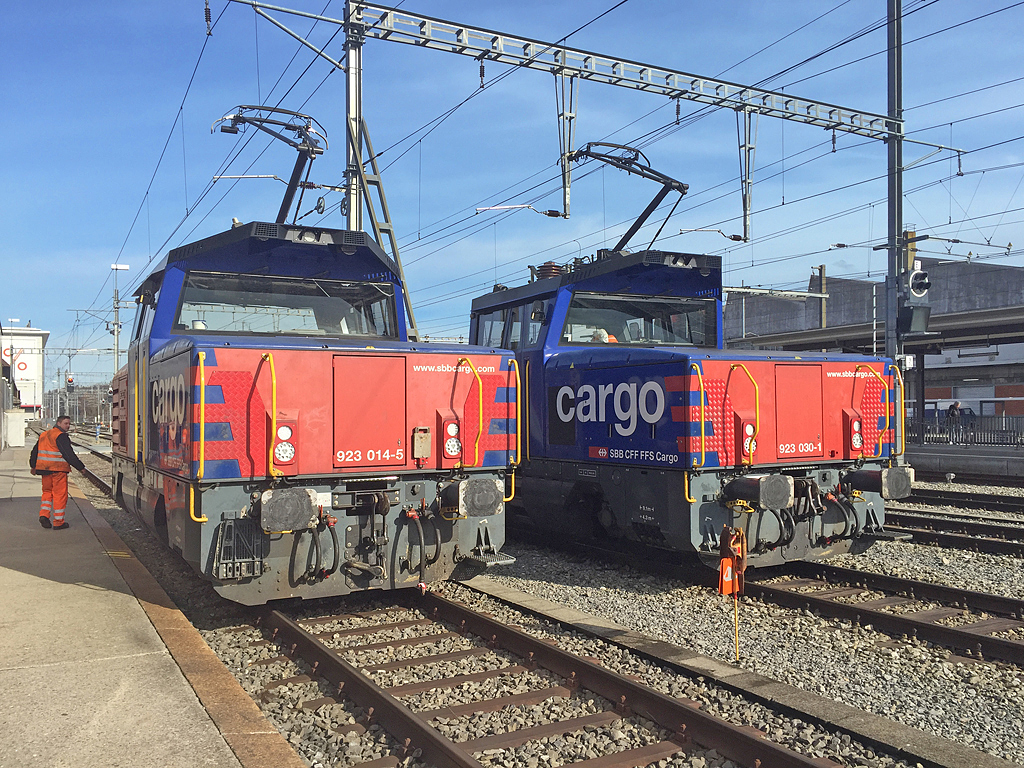 Eem 923 Rangiermaschinen gleich im Multipack 014-5 und 030-1 im Bahnhof Suhr AG, 08. Feb. 2019
