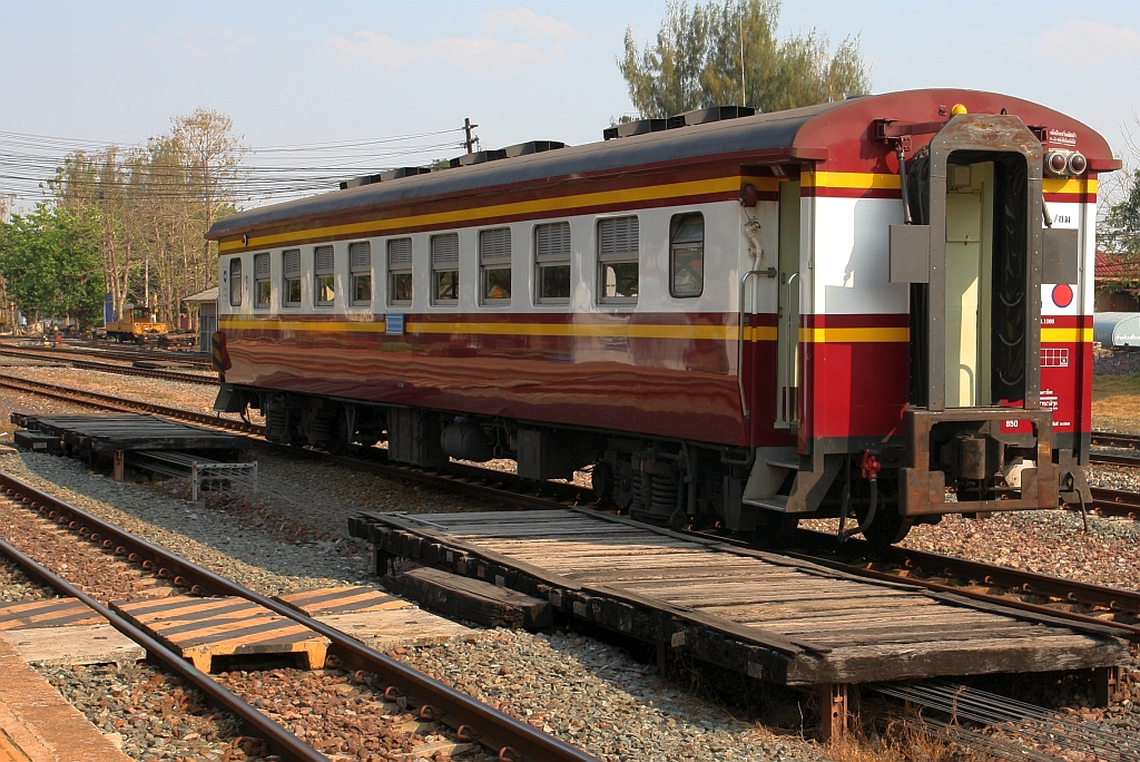 Effiziente Infrastruktur: passgenaue Bahnsteige aus kostengünstigem Material. - บชส. 1066 (บชส. =BTC./Bogie Third Class Carriage) am 24.März 2023 als Kurswagen für den EXP 52 (Chiang Mai - Krung Thep Aphiwat) in der Nakhon Lampang Station.