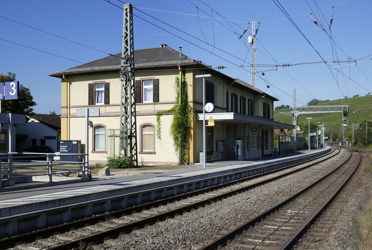Efringen-Kirchen im Markgräflerland, der Bahnhof an der Oberrheinbahn von der Gleisseite, Sept.2021