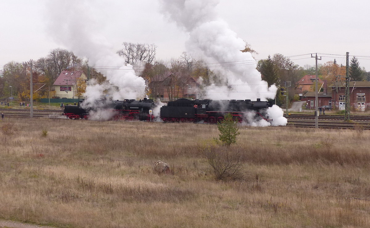 EFSFT 44 1486-8 + IGEW 52 1360-8 am 03.11.2018 in Neudietendorf. Kurze Zeit später bespannen sie den DPE 32599  Rennsteig-Express  nach Meiningen. Nostalgiezugreisen veranstaltete an dem Tag die Sonderfahrt  Mit Volldampf durch Thüringen . DB 111 096 brachte den Sonderzug aus Bielefeld Hbf. Von Neudietendorf ging es weiter über Meiningen zurück nach Eisenach und von dort aus wieder zurück nach Bielefeld.