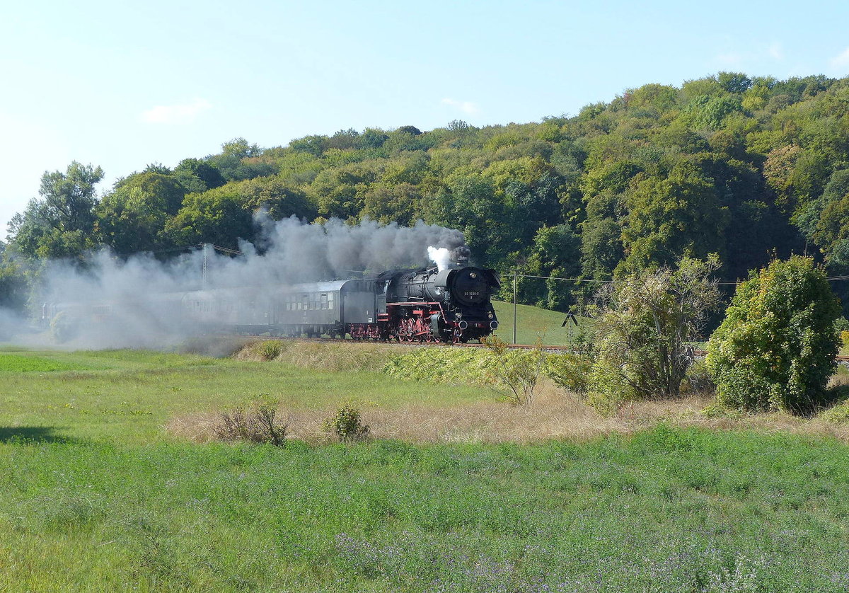 EFSFT 44 1486-8 mit dem DPE 24448 von Magdeburg Hbf nach Freyburg (U), am 08.09.2018 bei Kleinjena. Der Sonderzug brachte Besucher zum Freyburger Winzerfest.