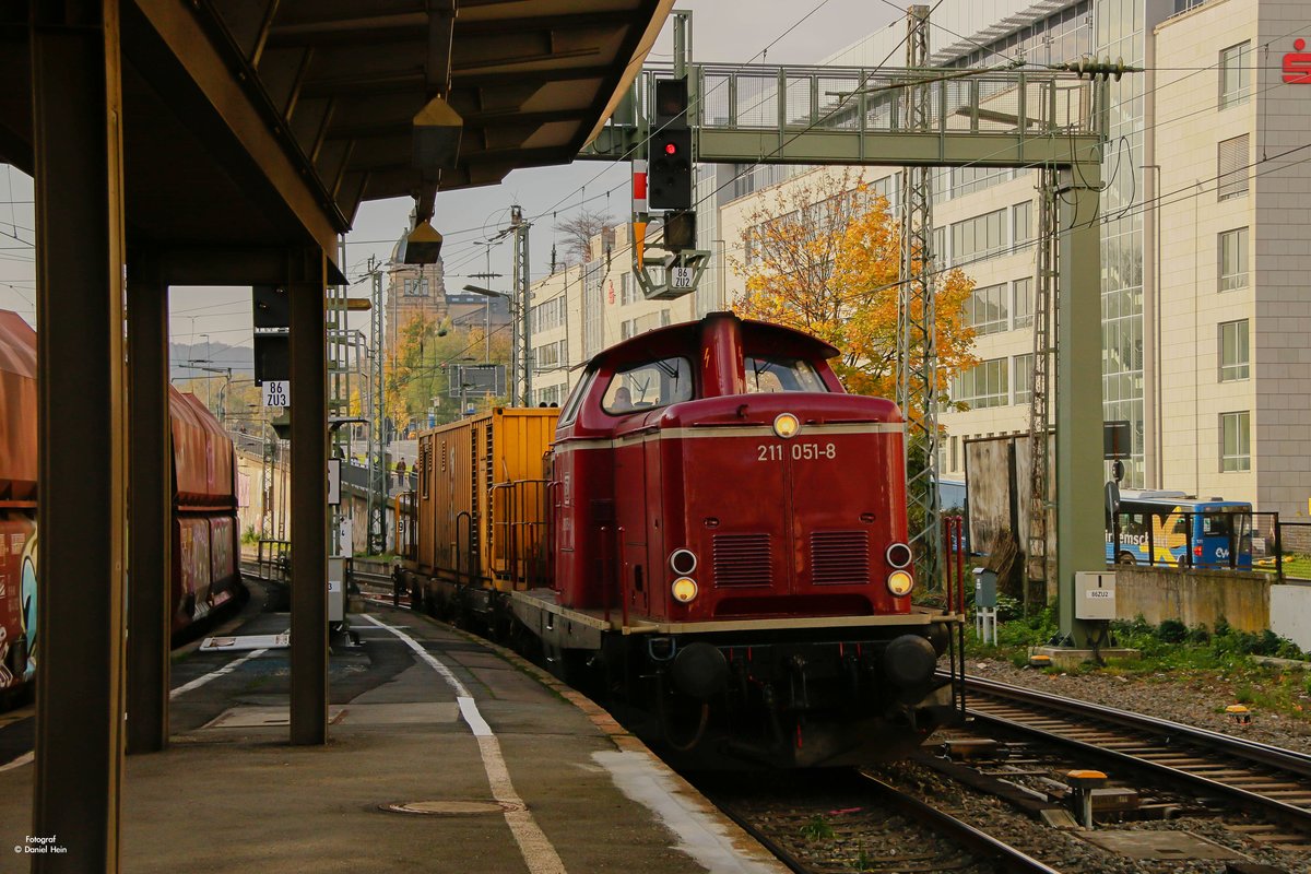 EfW 211 051-8 mit Putzzug in Wuppertal Hbf, am 04.11.2017.