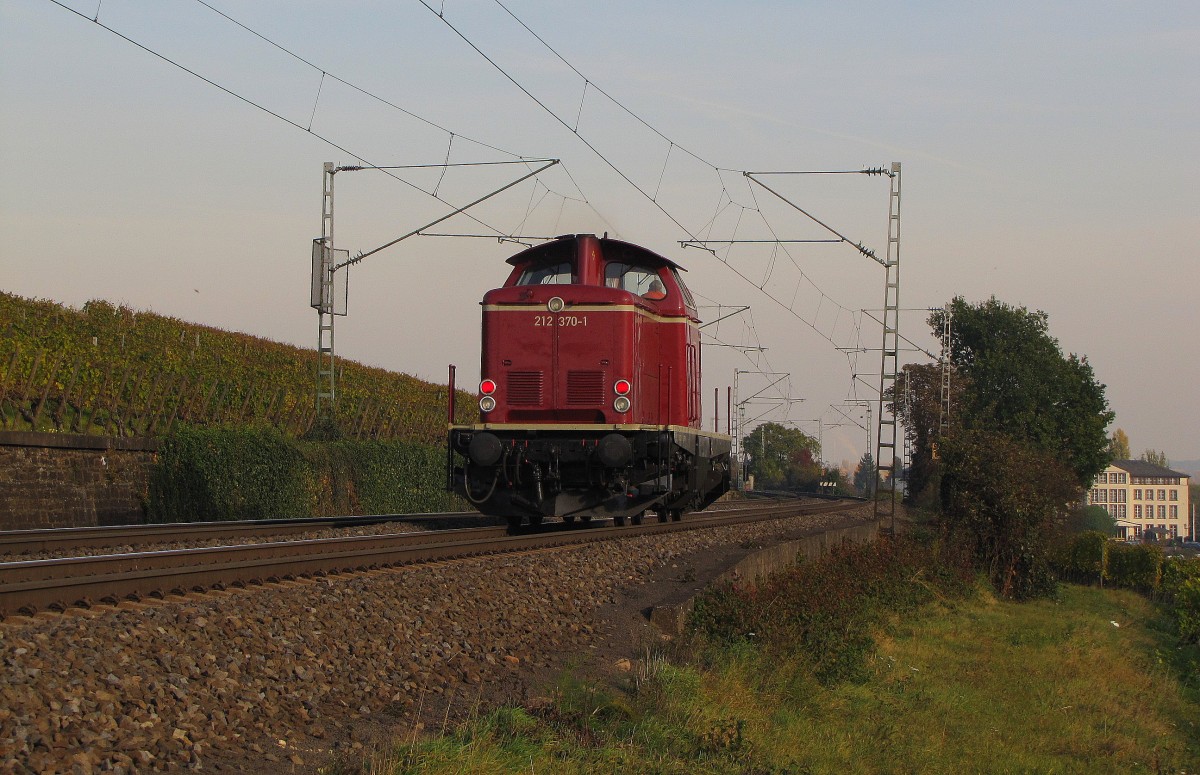 EfW 212 370-1 als Tfzf Richtung Wiesbaden, am 28.10.2011 bei Erbach (Rheingau).
