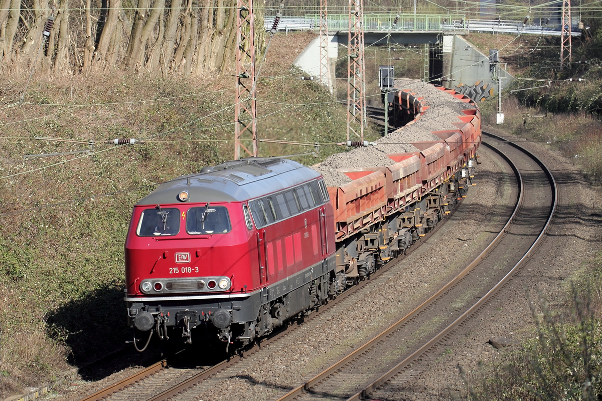 EfW 215 018-3 auf der Hamm-Osterfelder Strecke in Recklinghausen 25.3.2020