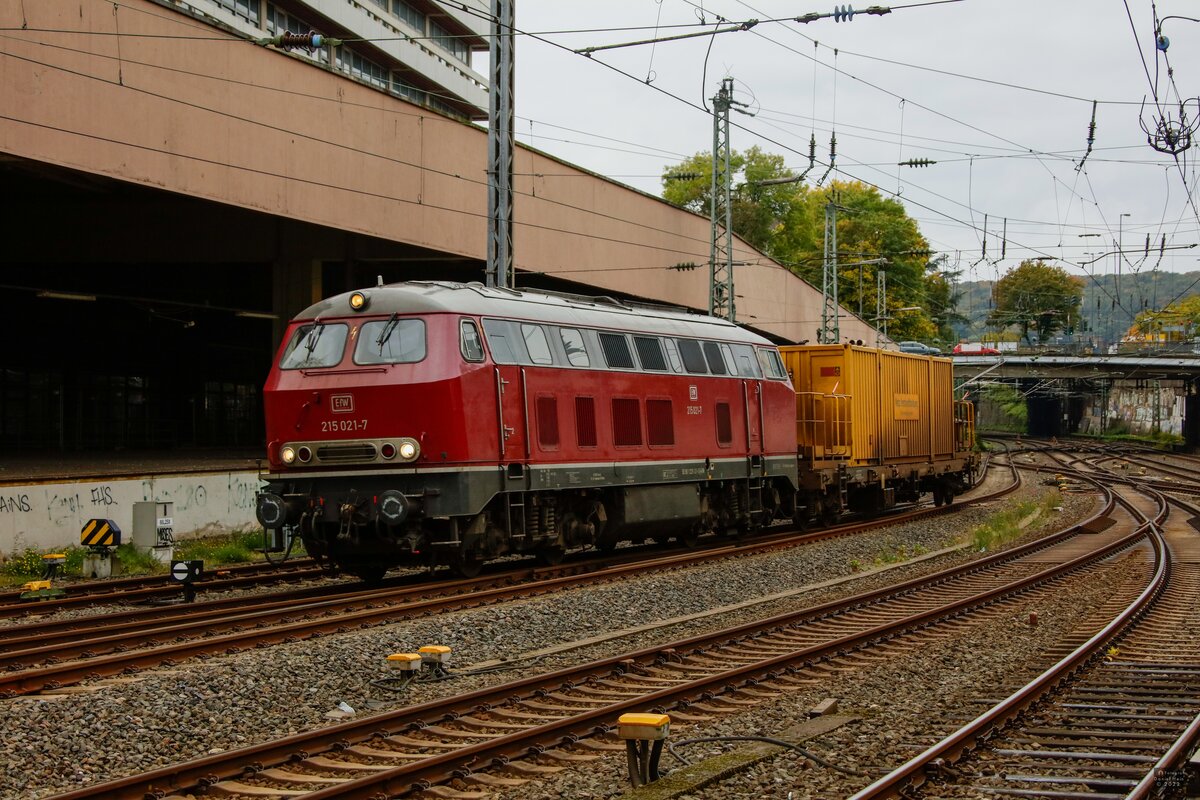EfW 215 021-7 mit Putzzug in Wuppertal Hbf, Oktober 2022.