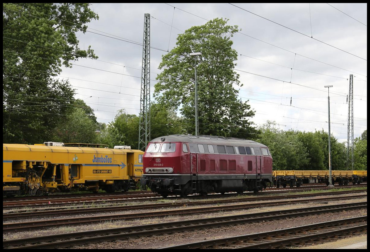 EfW 215028-2 wartet hier am 12.5.2020 auf den nächsten Einsatz im Bauzugdienst im Bahnhof Hasbergen.