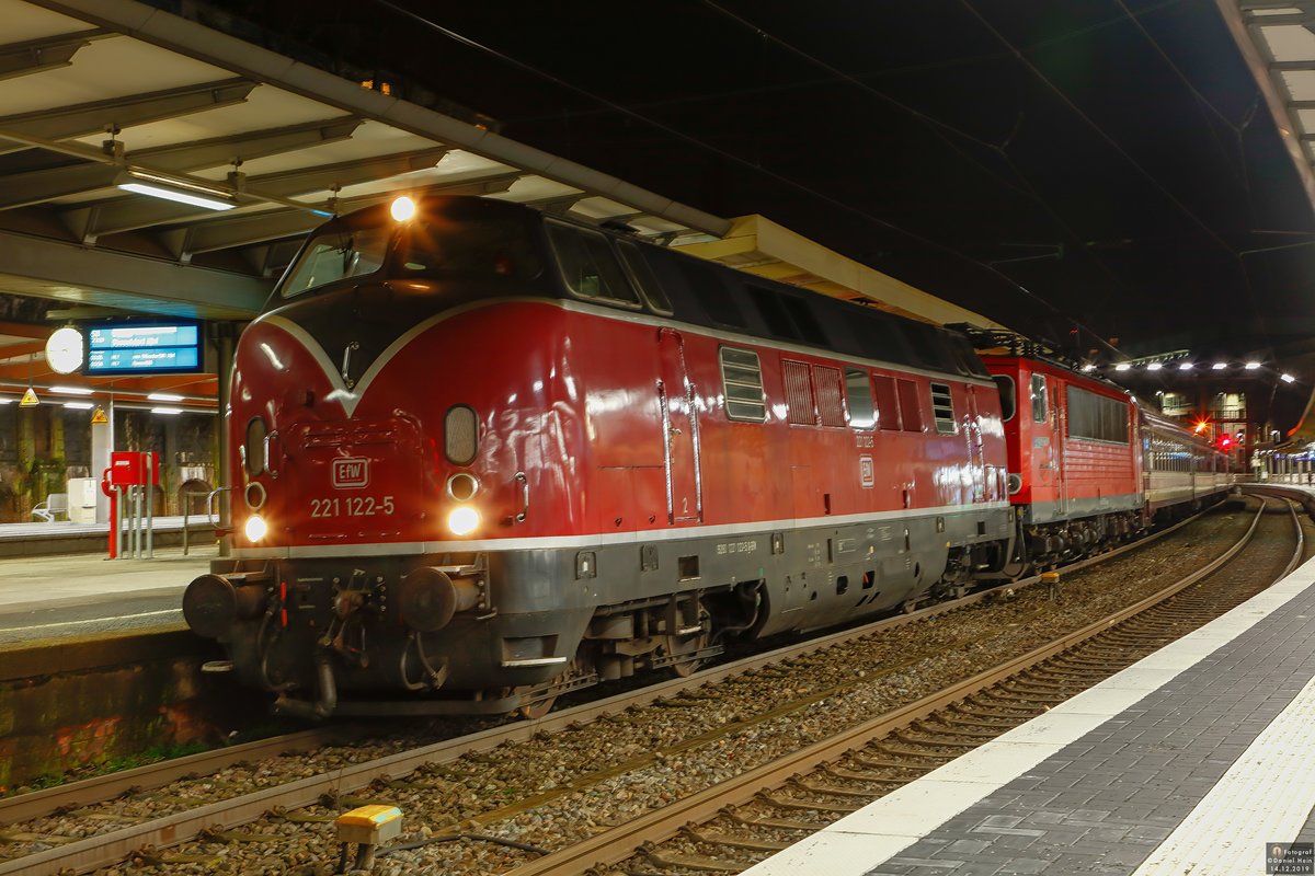 EfW 221 122 & 155 191 mit Sonderzug aus Frankfurt, zusehen in Wuppertal Hbf am 14.12.2019.
