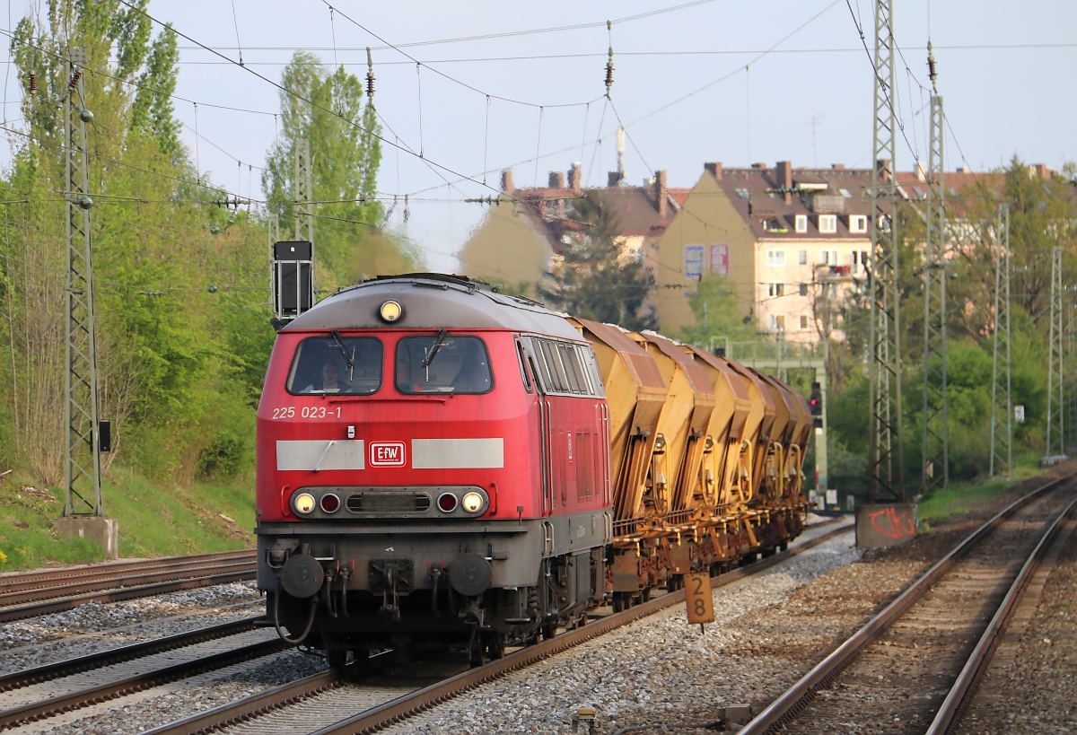 EfW 225 023-1 auf der Rückfahrt mit neuem Schotter am Münchener Heimeranplatz. Aufgenommen am 25.04.2014.