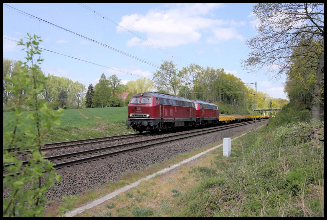 EfW Doppel mit 215021-7 an der Spitze ist hier am Ortsrand von Hasbergen mit einem schweren Schotterzug am 26.04.2020 um 13.54 Uhr unterwegs in Richtung Münster.