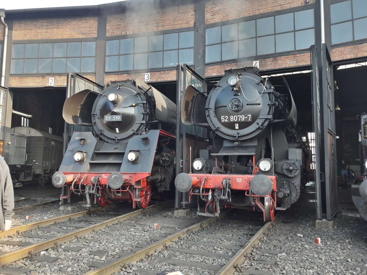 EFZ 01 519 steht zusammen mit Dampf-Plus 52 8079 am 09.04.2017 im BW Dresden Altstadt.