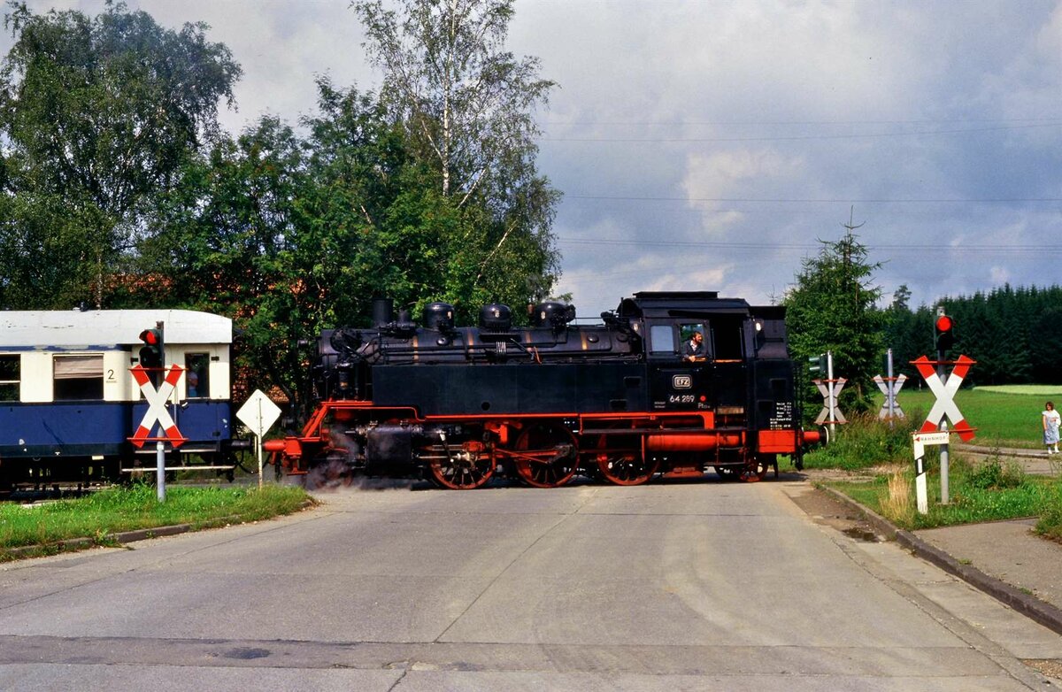 EFZ-Dampflok 64 289 bei einer Plandampffahrt auf der Hohenzollerischen Landesbahn, 22.07.1987