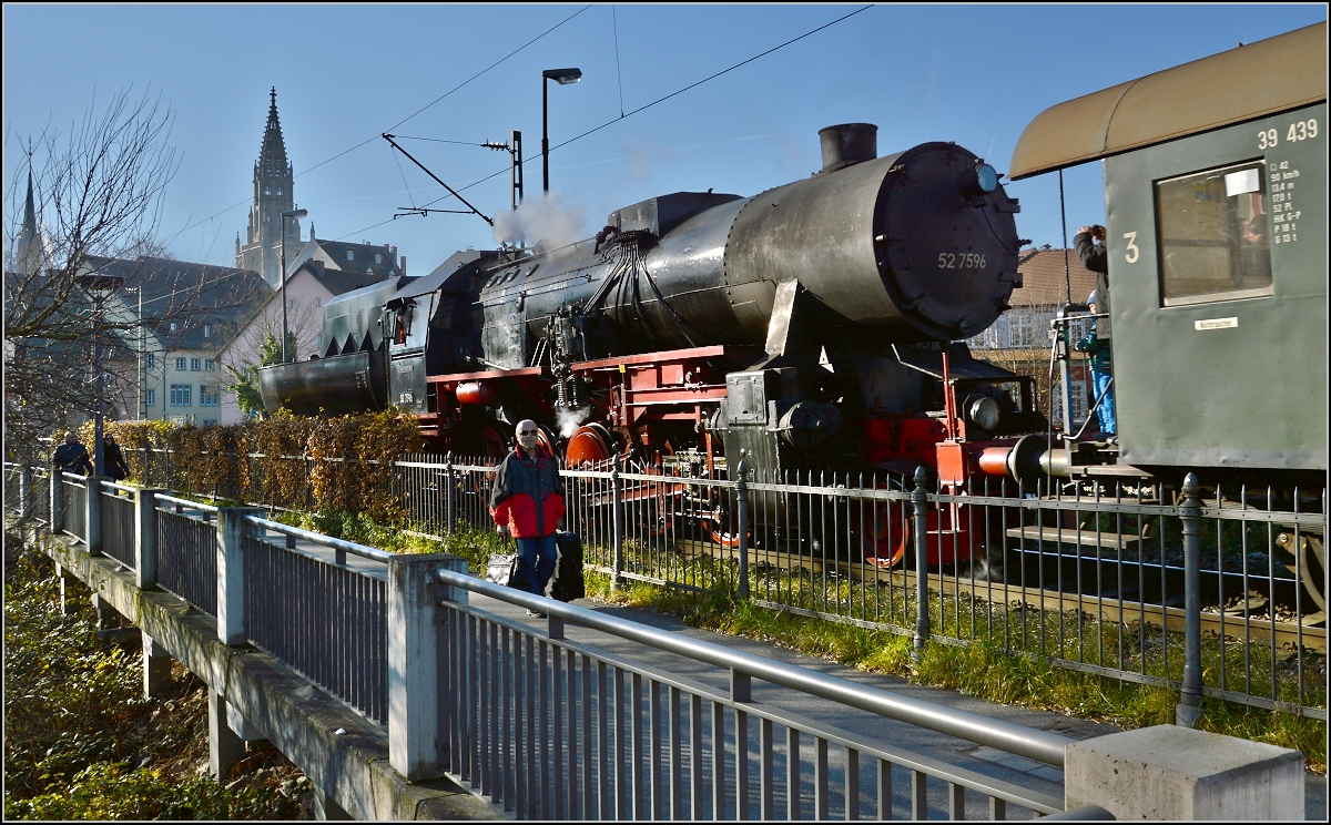 EFZ-Fahrt mit 52 7596 zum Weihnachtsmarkt nach Konstanz.

Warum allerdings bei dieser Fahrt tagsüber alle Jahre wieder Tender voraus gefahren wird und im Dunkeln Kessel voraus, das entzieht sich meinen Verständnis. Bei zudem völlig wolkenlosem Himmel bleibt nur ein experimenteller Notschuss ins Gegenlicht. Ich hoffe, er kann sich trotzdem sehen lassen. Dezember 2013.