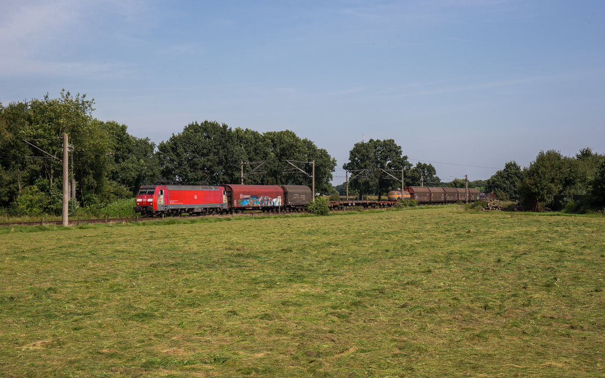 EG 3105 fährt mit einem Güterzug bei Wulfsmoor in Richtung Elmshorn, aufgenommen am 15. August 2017.