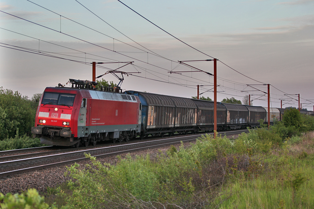 EG 3107 fährt am Abend des 20.5.2016 mit einem Schiebewandwagenzug in Taulov vorüber.Bild vom 20.5.2016
