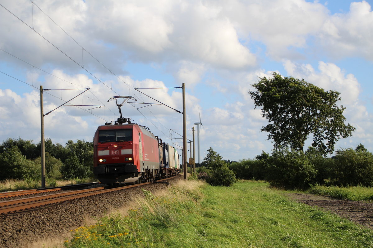 EG 3113 mit einem gemischten Güterzug am 5.8.17 aus Maschen kommend in Richtung Padborg(DK) in Eggebeeck bei Jübek 