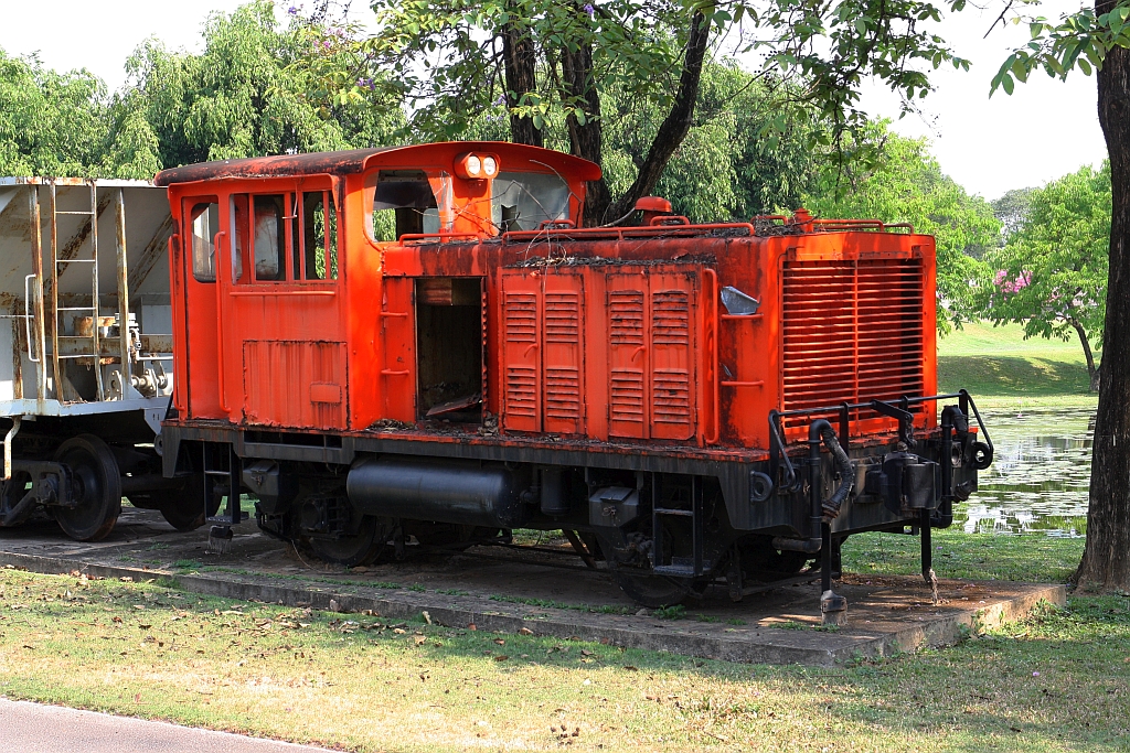 EGAT 67-0009 (Kyosan-Kogyo / Japan, Type DHG 15B, Baujahr 1975, Fab.Nr. 15822) am 24.März 2023 im Freigelände des Mae Moh Mine Museum. - Von Ende 1976 bis 1987 kam die Lok auf der 6,329 Km langen, heute nicht mehr existierenden Anschlussbahn von der Mae Moh Station zum EGAT Kraftwerk Mae Moh zum Einsatz.