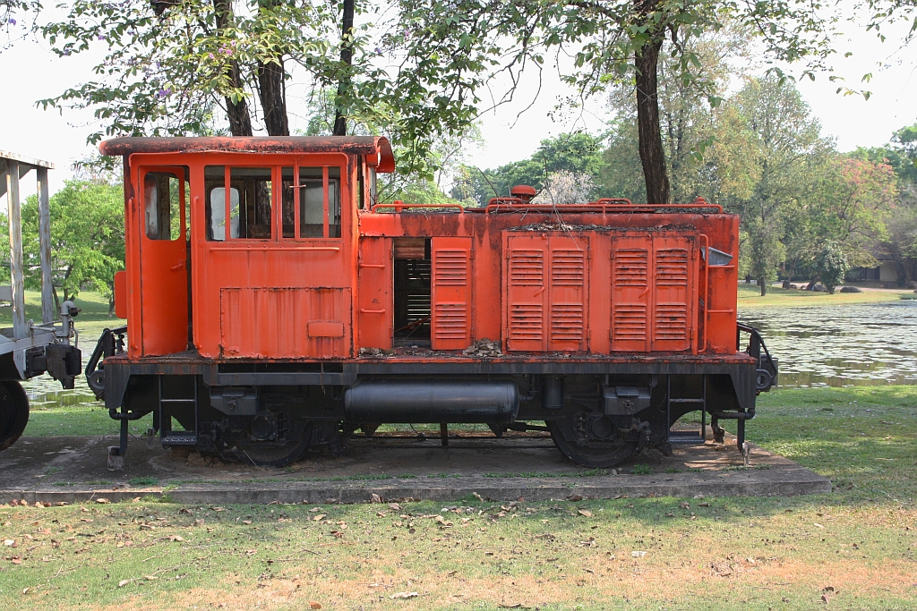 EGAT 67-0009 (Kyosan-Kogyo / Japan, Type DHG 15B, Baujahr 1975, Fab.Nr. 15822) am 24.März 2023 im Freigelände des Mae Moh Mine Museum. - Von Ende 1976 bis 1987 kam die Lok auf der 6,329 Km langen, heute nicht mehr existierenden Anschlussbahn von der Mae Moh Station zum EGAT Kraftwerk Mae Moh zum Einsatz.