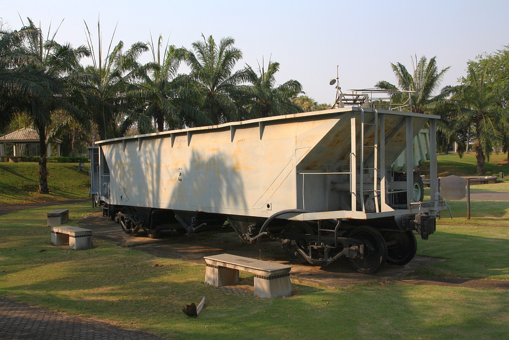 EGAT 68-0???-? am 24.März 2023 im Freigelände des Mae Moh Mine Museum. Der von den Tasmanian Government Railways (TGR) beschaffte Schüttgutwagen war bei EGAT von 1961 - 1977 in Verwendung.