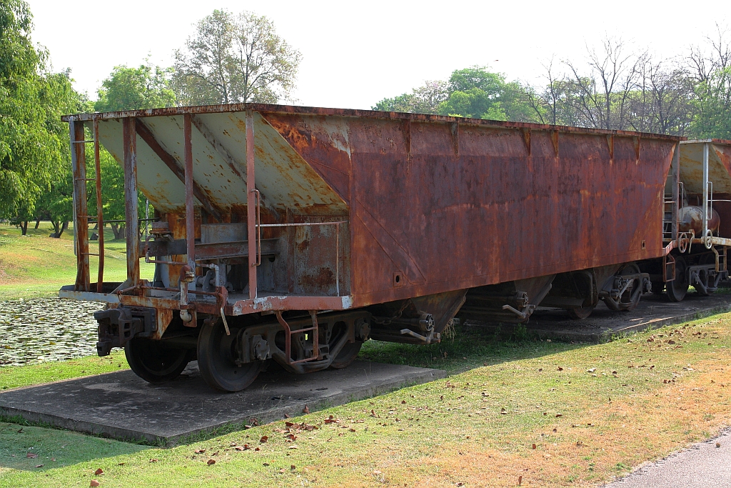 EGAT 68-0???-? am 24.März 2023 im Freigelände des Mae Moh Mine Museum. Der von den Tasmanian Government Railways (TGR) beschaffte Schüttgutwagen war bei EGAT von 1961 - 1977 in Verwendung.