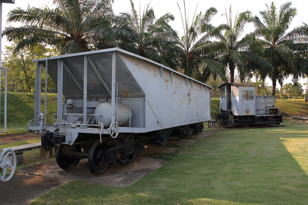 EGAT 68-0001-8 am 24.März 2023 im Freigelände des Mae Moh Mine Museum. Der von den Tasmanian Government Railways (TGR) beschaffte Schüttgutwagen war bei EGAT von 1961 - 1977 in Verwendung. - Im Hintergrund erkennt man die EGAT 67-0032 (Malcolm Moore Industries, Type 10-102, Baujahr 1950/Umbau 1960, baugleich mit TGR Class U).