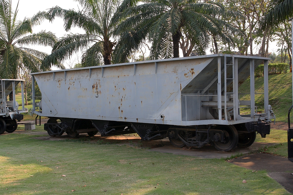 EGAT 68-0001-8 am 24.März 2023 im Freigelände des Mae Moh Mine Museum. Der von den Tasmanian Government Railways (TGR) beschaffte Schüttgutwagen war bei EGAT von 1961 - 1977 in Verwendung.