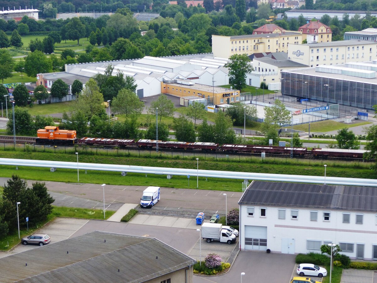 EGB V60, 345 413 ( 9880 3345 413-9 D-EGB ) unterwegs in Gera mit Schwellen auf Flachwagen am 8.6.2021. 