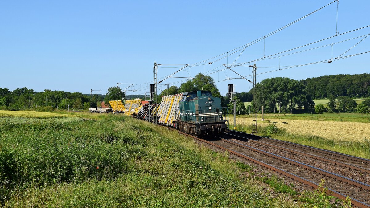 e.g.o.o. 203 318 mit mehren Schräglade- und einem Niederbordwagen in Richtung Osnabrück (Vehrte, 13.06.2021).
