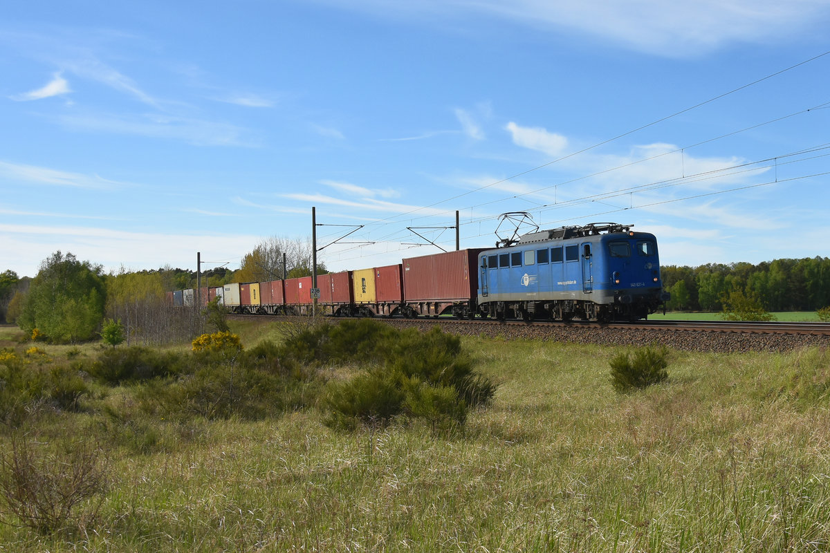 EGP 140 621-4 mit einem Containerzug unterwegs in Richtung Hagenower Land. 3km östlich von Büchen, 06.05.2020