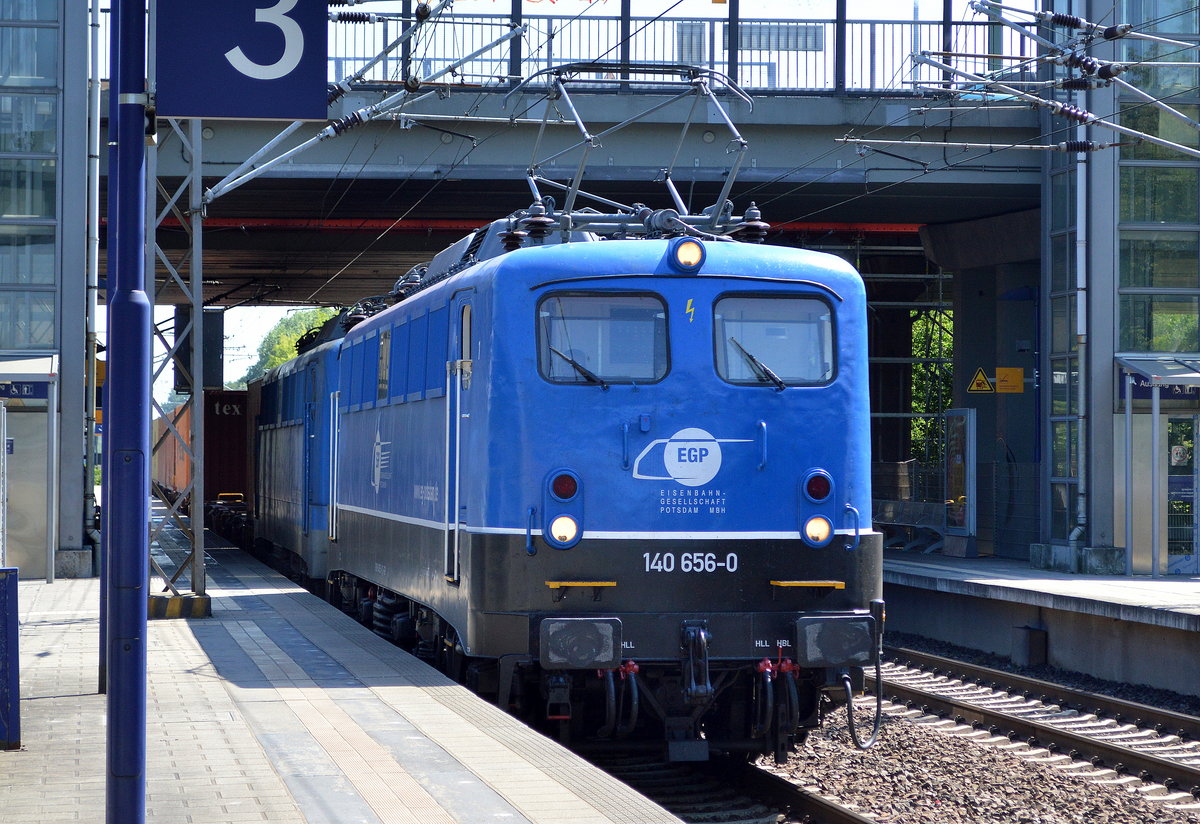 EGP 140 656-0 (91 80 6140 656-0 D-EGP) mit einer weiteren EGP 140ér + Containerzug am Haken am 31.07.18 Durchfahrt Bf. Berlin-Hohenschönhausen.