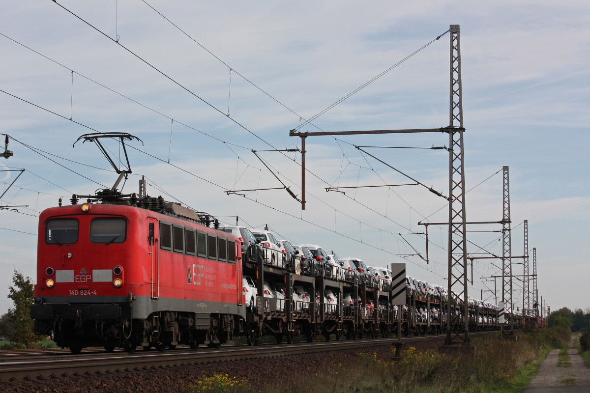 EGP 140 824 am 19.10.13 mit einem Autozug in Dedensen-Gümmer.