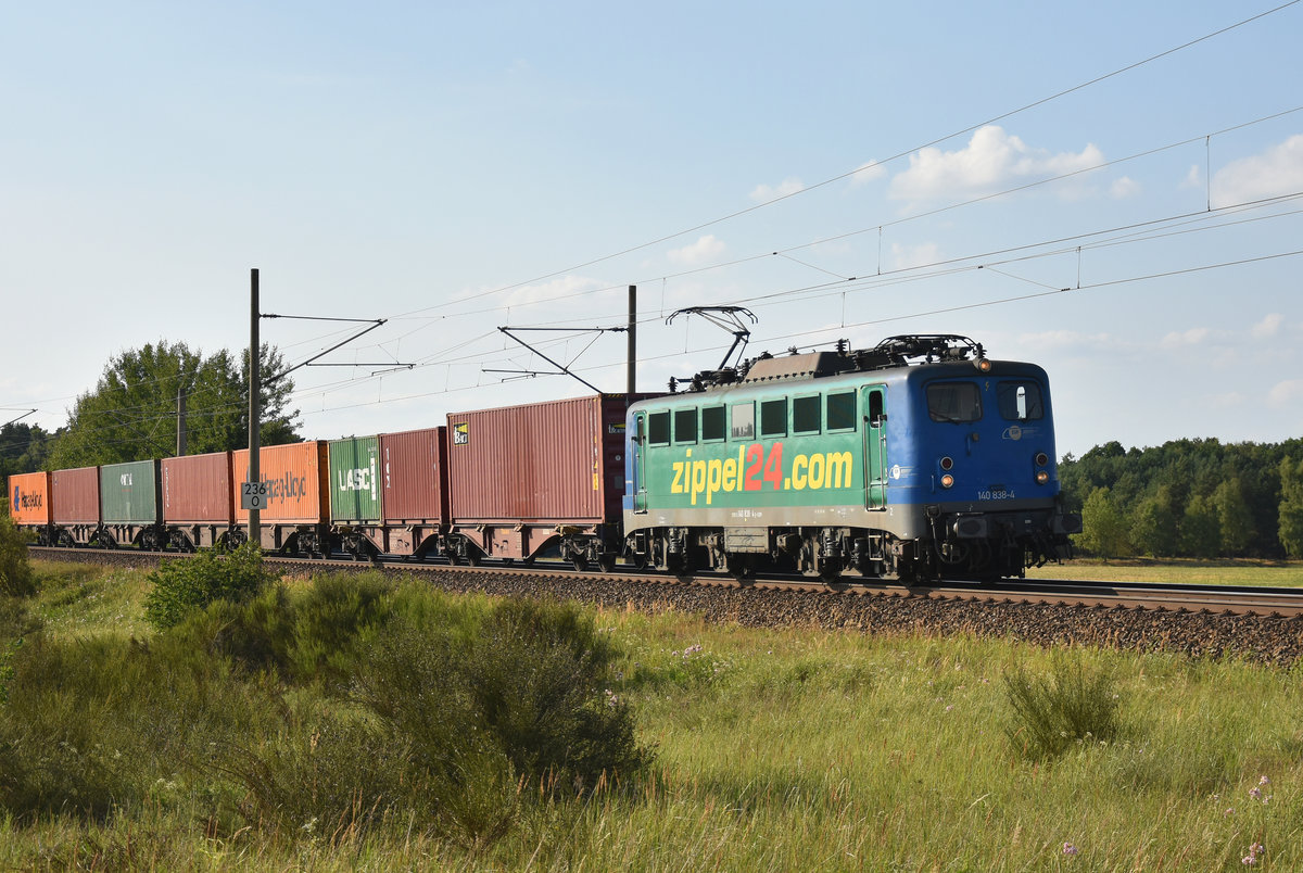 EGP 140 838-4 mit der  Zippel24.com  Werbung, unterwegs mit einem Containerzug in Richtung Schwerin. 3km östlich von Büchen, 19.07.2018