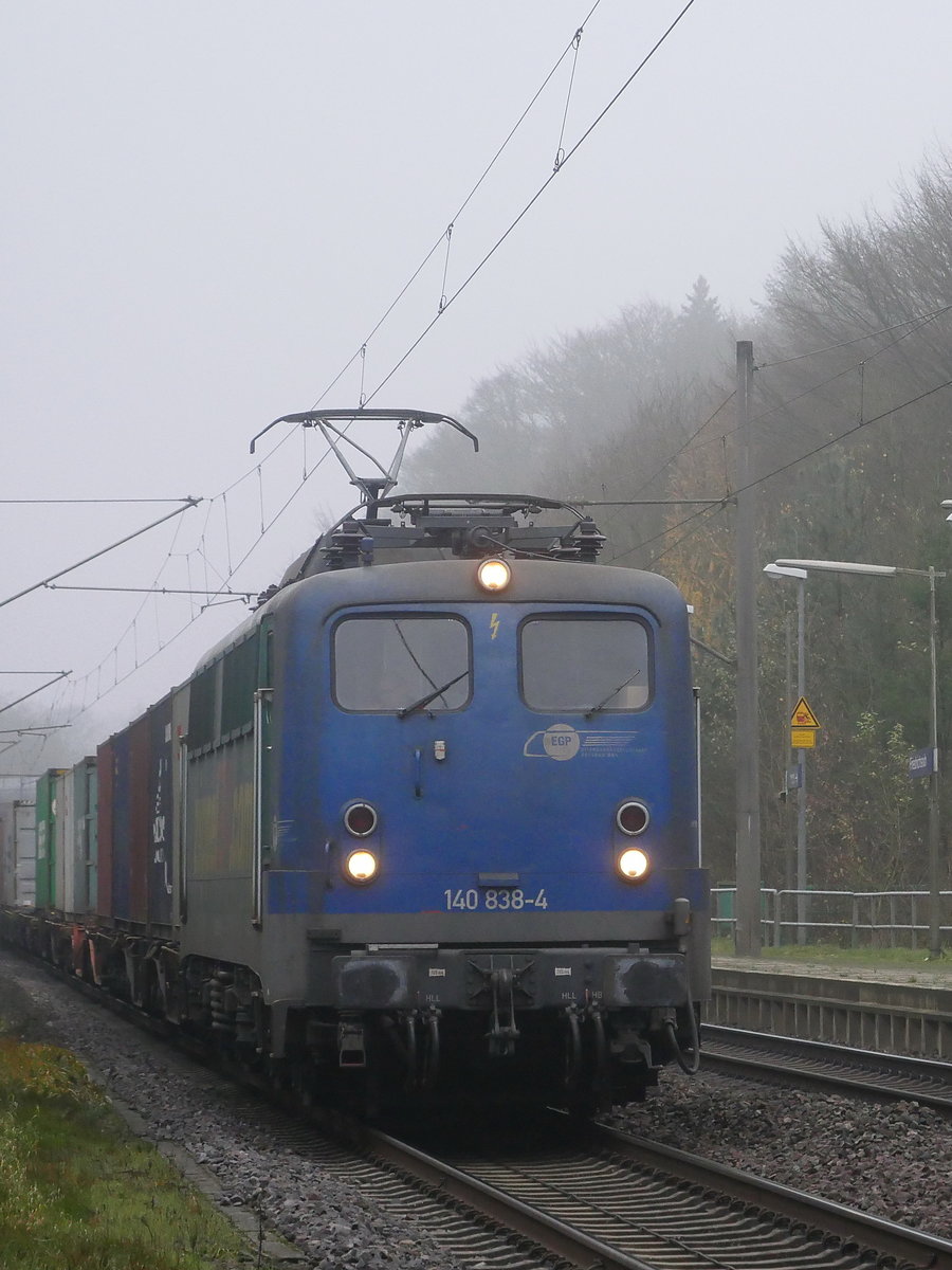 EGP 140 838 mit einem Containerzug in Richtung Hamburg bei Durchfahrt durch Friedrichsruh; 11.12.2020
