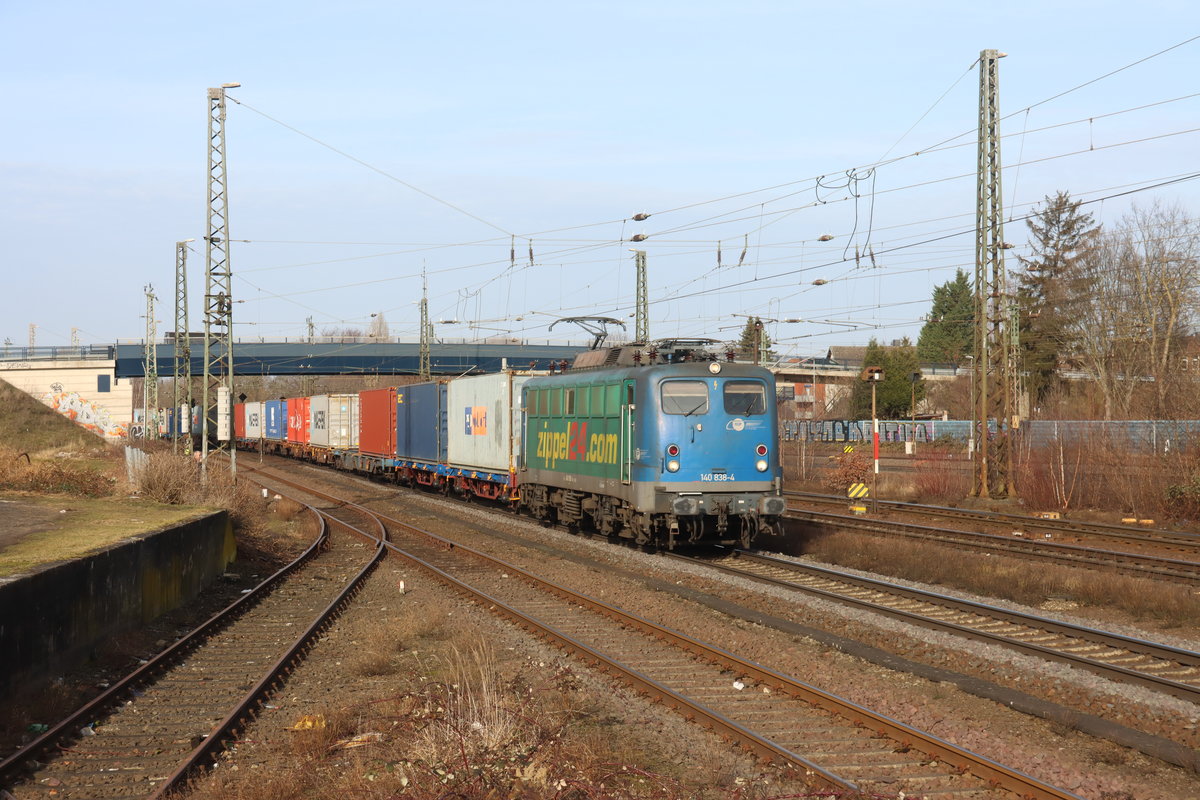 EGP 140 838, mit der Zippel24 Werbung, zieht am 20.02.2020 einen Containerzug durch Seelze in Richtung Osten. Eingefangen wurde das ganze von einer Stillgelegten Laderampe, auf öffentlich Zugänglichem Gelände an der Kanalstraße in Seelze.