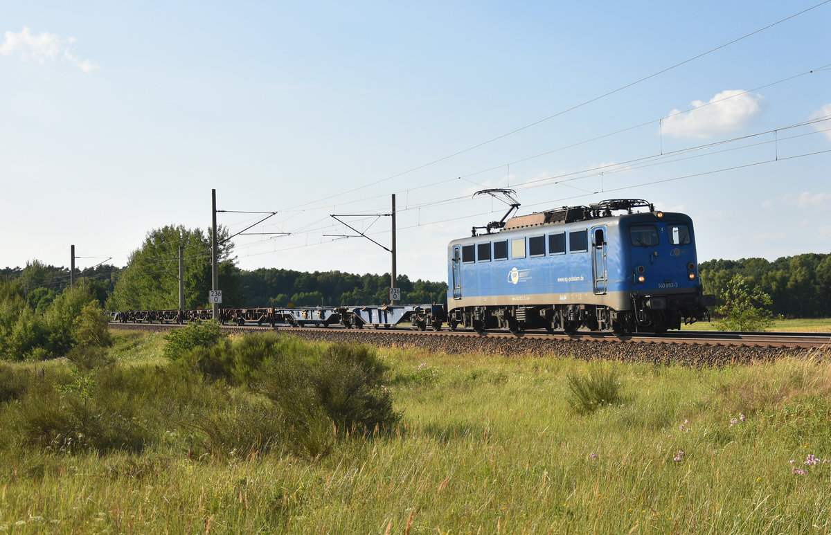 EGP 140 853-3 mit einem leeren Containerzug unterwegs in Richtung Schwerin. 3km östlich von Büchen, 19.07.2018