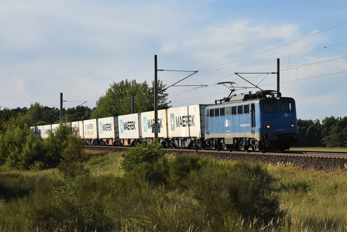 EGP 140 857-4 mit Maersk-Container im Schlepp, unterwegs in Richtung Schwerin. 3km östlich von Büchen, 06.08.2018.