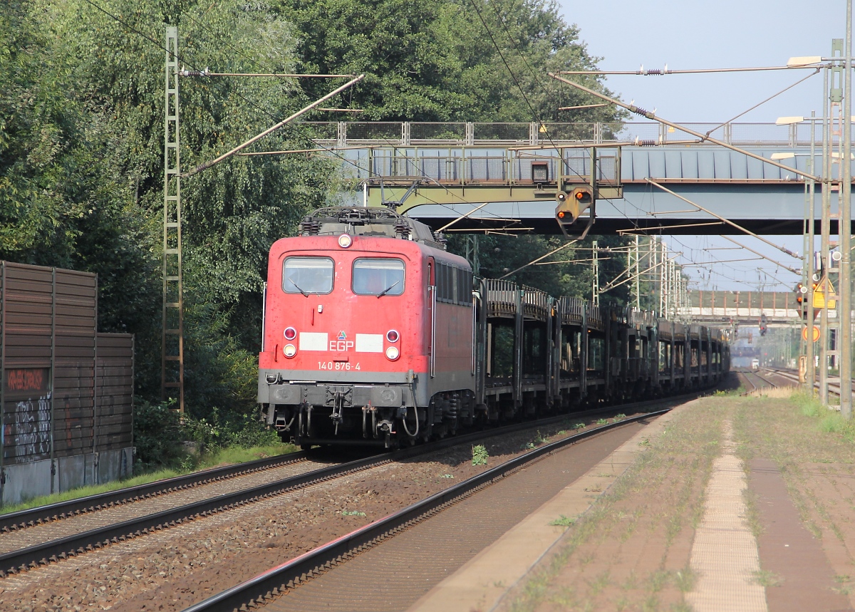 EGP 140 876-4 mit leeren BLG-Autotransportwagen in Fahrtrichtung Seelze. Aufgenommen in Dedensen-Gümmer am 07.09.2013.