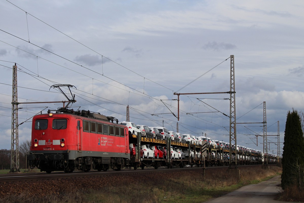 EGP 140 876 am 15.2.14 mit einem Autozug in Dedensen-Gümmer.