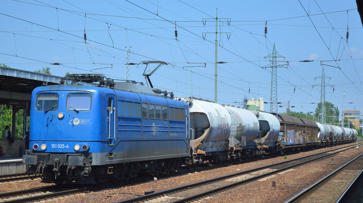 EGP 151 025-4 (NVR-Nummer: 91 80 6151 025-4 D-EGP) mit dem typischen Zementzug (leer) ab Berlin Greifswalder Str. bei der nicht alltäglichen Durchfahrt Bf. Flughafen Berlin-Schönefeld Richtung Deuna Zementwerke, 05.06.19