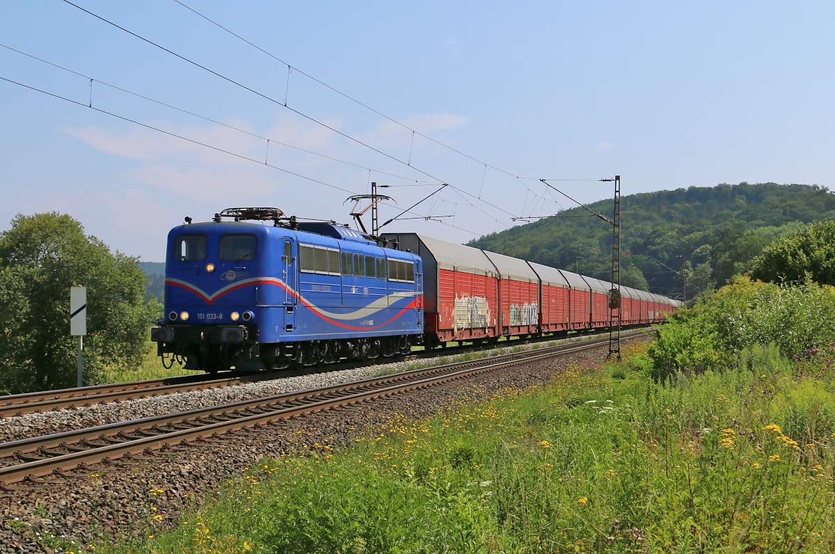 EGP 151 033-8 mit geschlossenen DB-Autotransportzug in Fahrtrichtung Northeim. Aufgenommen am BÜ km 75,1 am 14.07.2018.