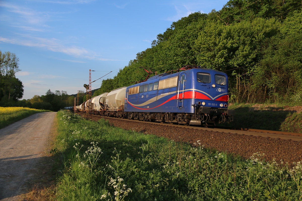 EGP 151 033-8 mit Zementzug nach Deuna. Aufgenommen am 13.05.2016 zwischen Friedland(HAN) und Eichenberg.