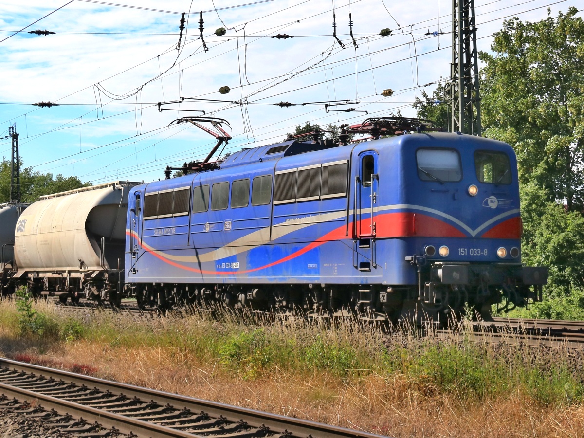 EGP 151 033-8 (NVR: 91 80 6 151 033-8 D-EGP) mit einem Silowagenzug am 23.06.2016 bei Nienburg Richtung Süden unterwegs...<P>
Weitere Bilder zum Thema Bahnfotografie gibt es auf meiner Site unter:<br> 
<a href= http://www.ralf-bueker.de/Ralf's Eisenbahnbilder.htm target= _blank >Ralf's Eisenbahnbilder