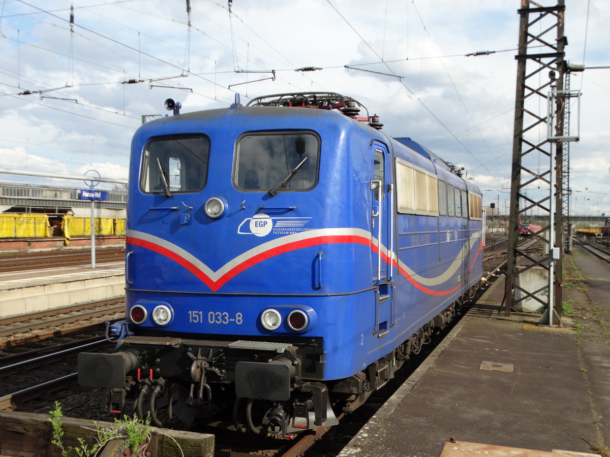 EGP 151 033-8 steht am 08.04.16 in Hanau Hbf