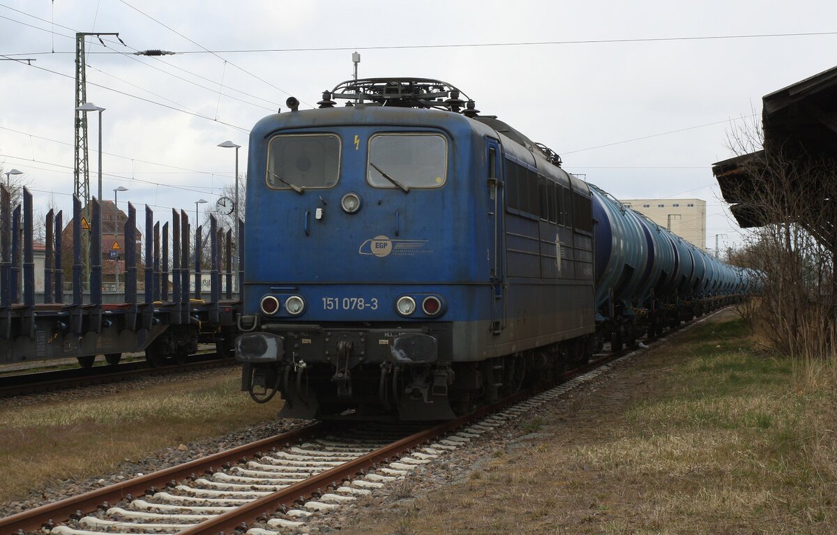 EGP 151 078-3 aufgerückt an ERR Cosun Beet KeWa, damit Gleislänge für den Sirupzug frei wird | Bf Anklam [WAK] | April 2022 | von der Grenze der DB-Anlage in der Werkstrasse aus aufgenommen.