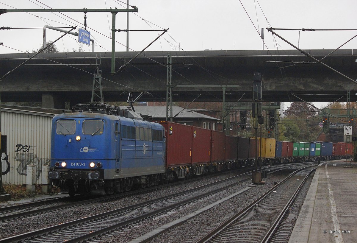EGP 151 078-3 mit einem Containerzug in Hamburg Harburg, am 15.11.2016.