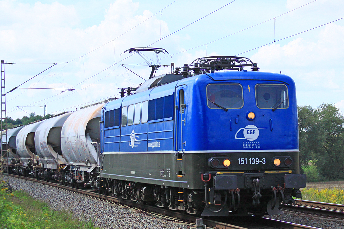 EGP 151 139-3 am 20.08.2020 nördlich von Salzderhelden am BÜ 75,1 mit Kesselwagen in Richtung Hannover