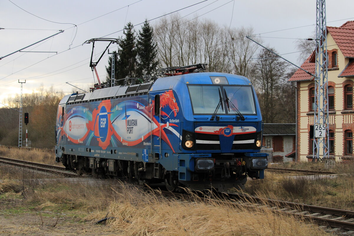 EGP 192 103 am 02.02.2022 Lz aus der Werkstatt, von Neustrelitz nach Mukran. Hier Einfahrt in den Bahnhofsteil Sassnitz Mukran Borchtitz (dies ist keine Abzweigstelle, da man hier nicht vom Streckengleis Lietzow oder Lancken, ins Streckengleis richtung Einfahrgruppe abzweigt, sondern im Bahnhof bleibt -> weiter auf dem Stammgleis. Somit ist es betrieblich gesehen ein Bahnhofsteil (Bft WM B)).